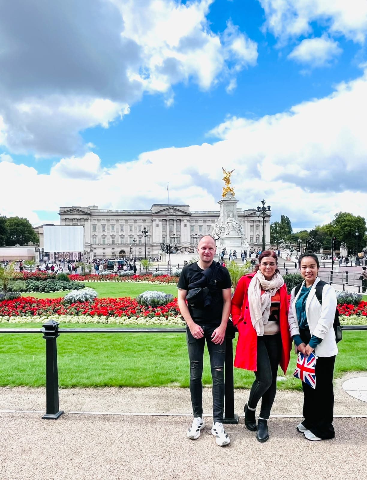 A BeExplorers group in front of Buckingham Palace and the Victoria Memorial