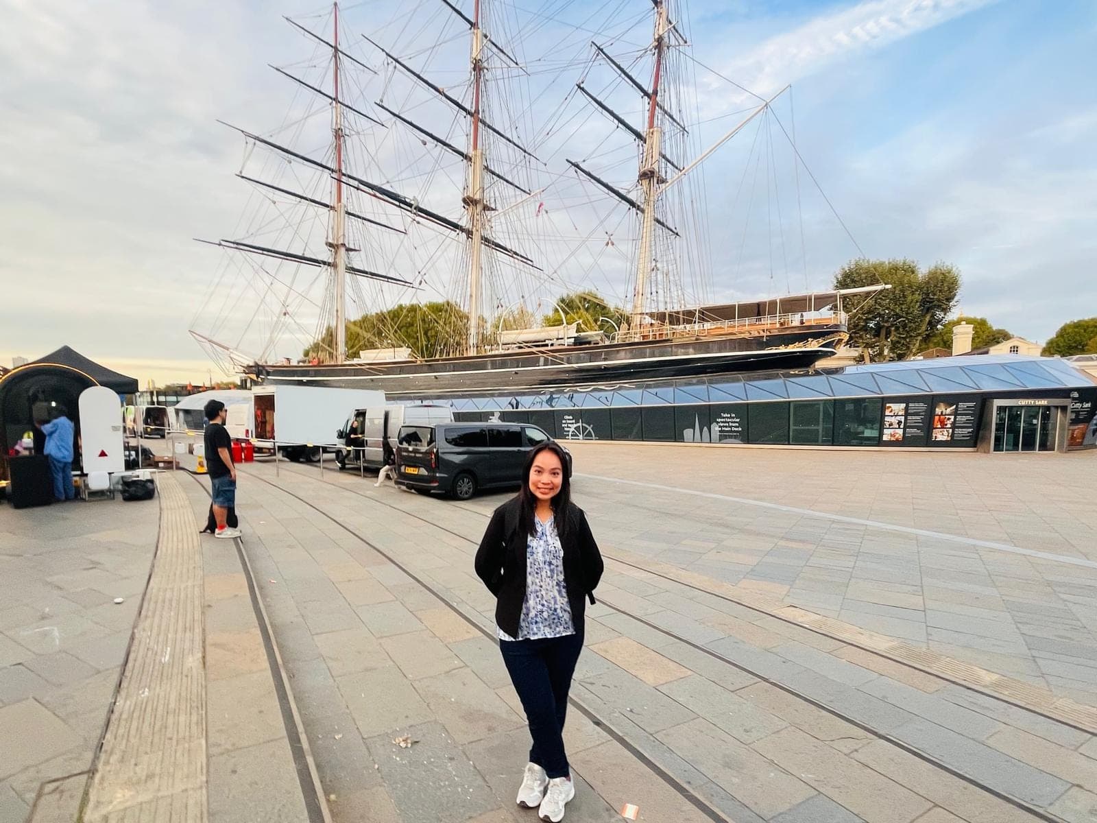 The BeExplorers guide in front of the Cutty Sark clipper ship in Greenwich
